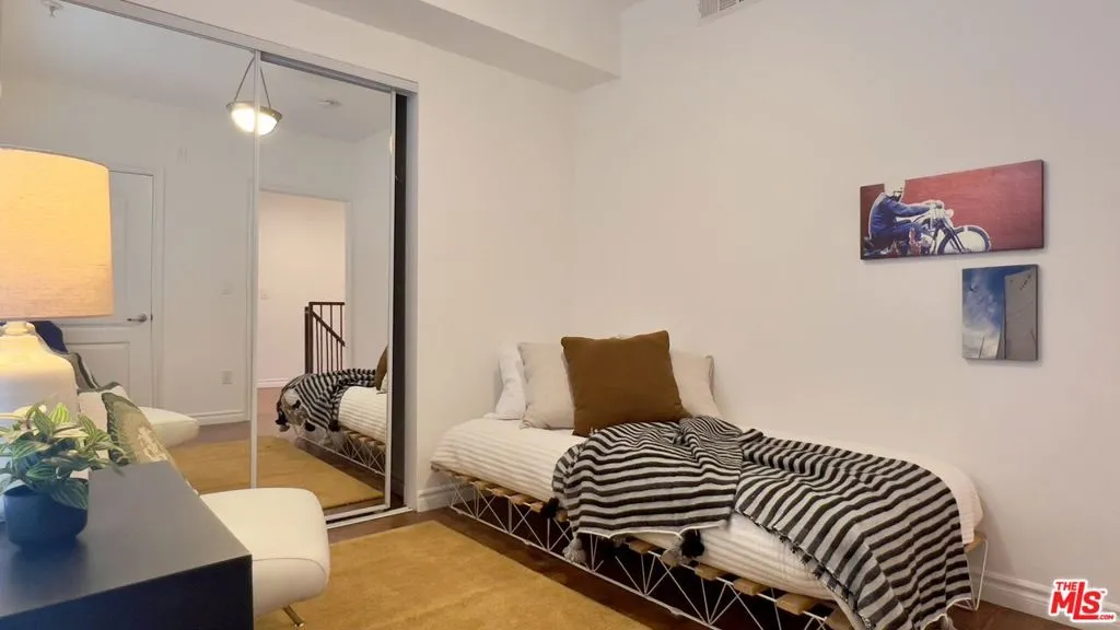 5633 Carlton Way 203, Los Angeles, California 90028 home-pic-6